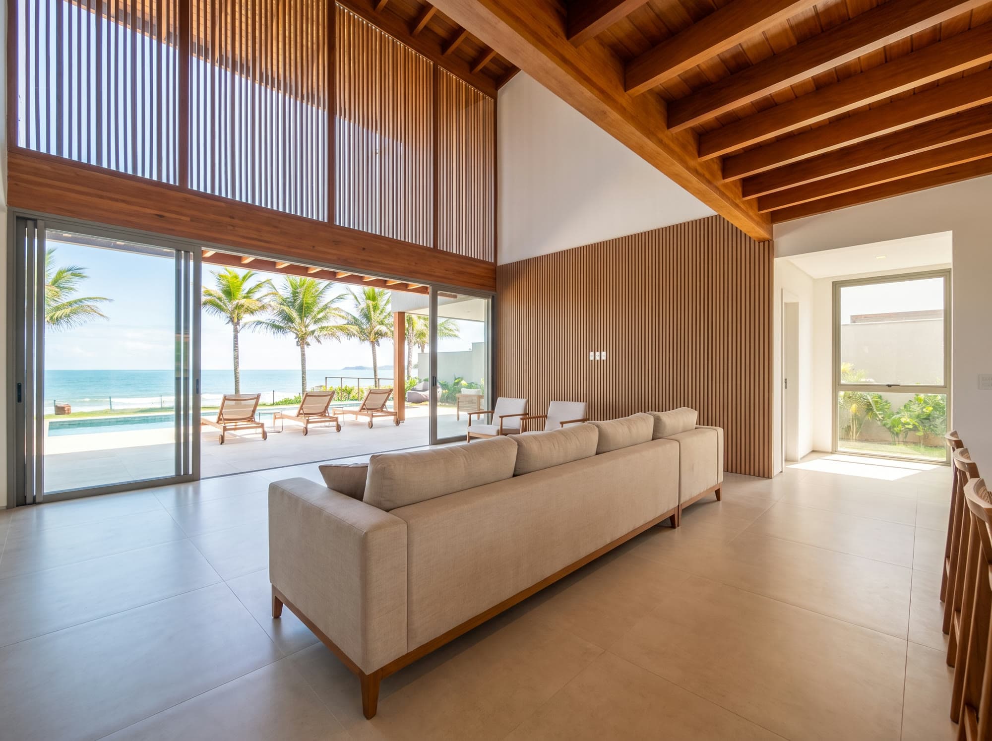 Sala de exemplo com vista para o mar
